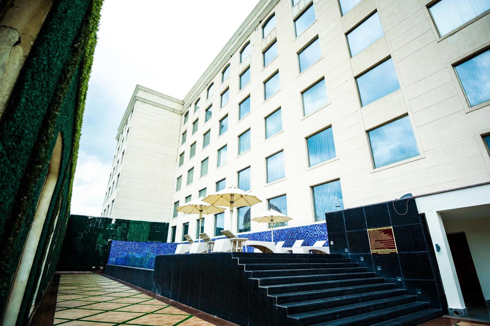 Ramada Plaza By Wyndham Lucknow Hotel Kültér fotó