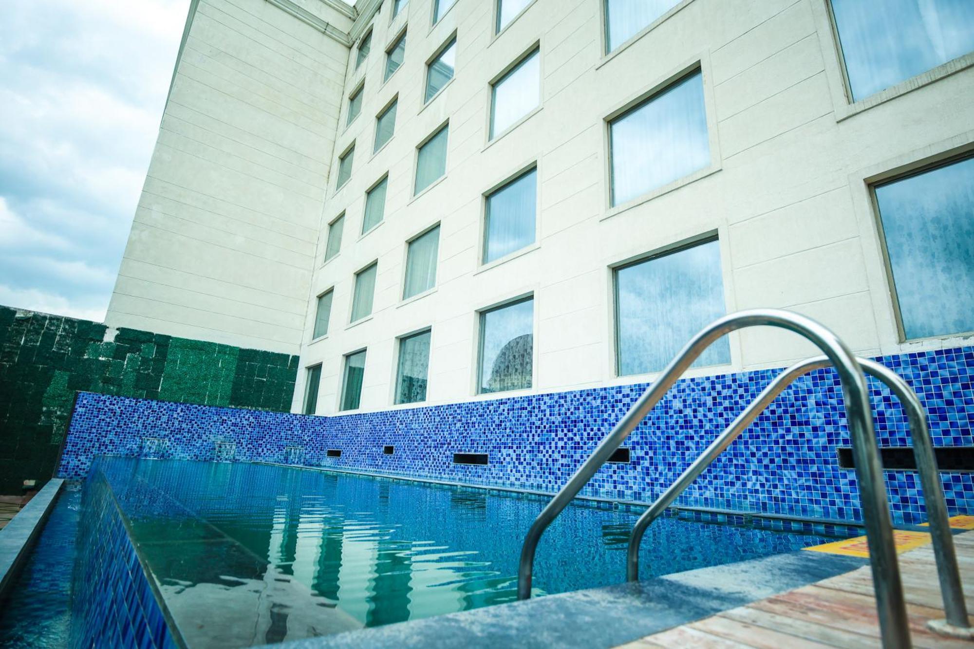 Ramada Plaza By Wyndham Lucknow Hotel Kültér fotó
