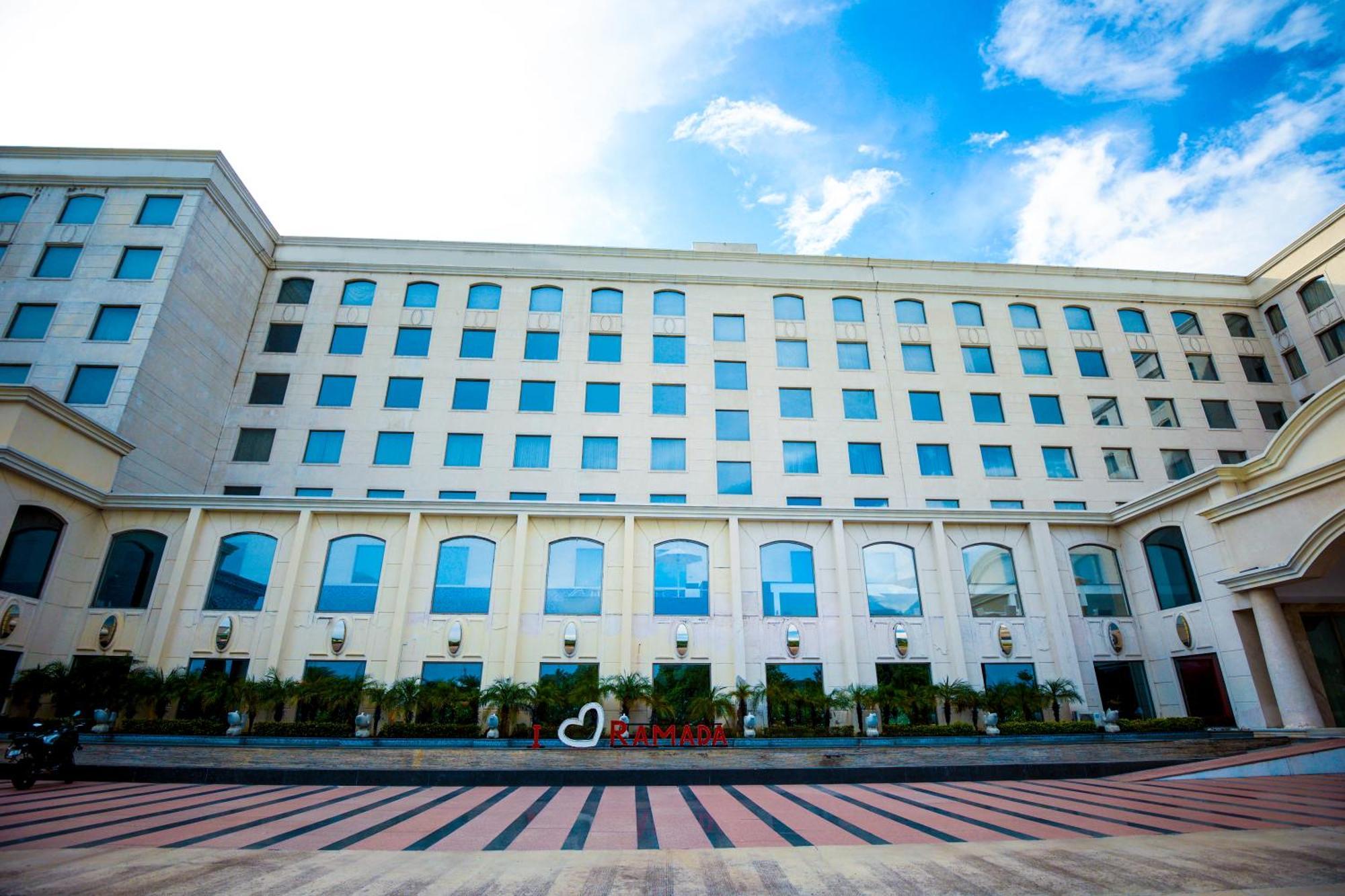 Ramada Plaza By Wyndham Lucknow Hotel Kültér fotó