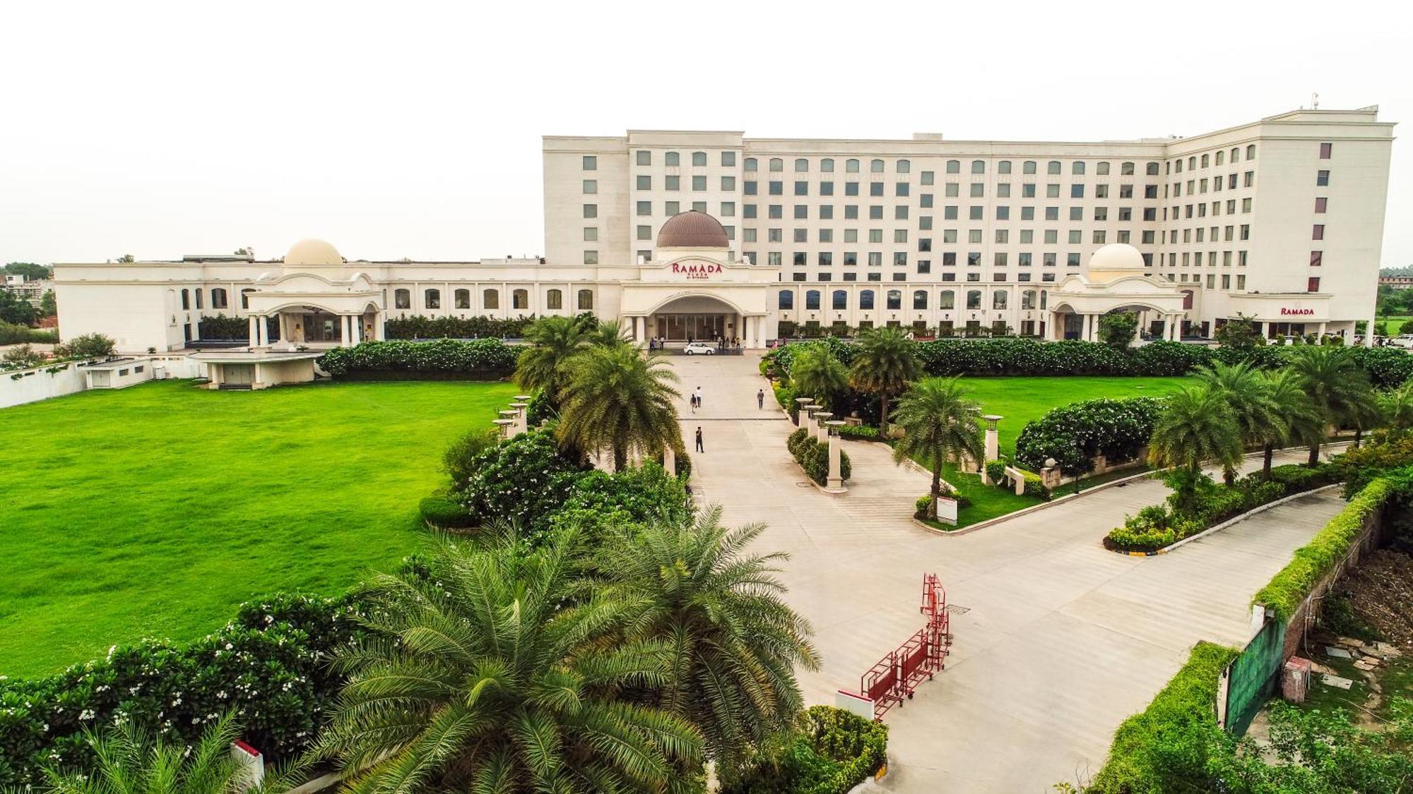 Ramada Plaza By Wyndham Lucknow Hotel Kültér fotó