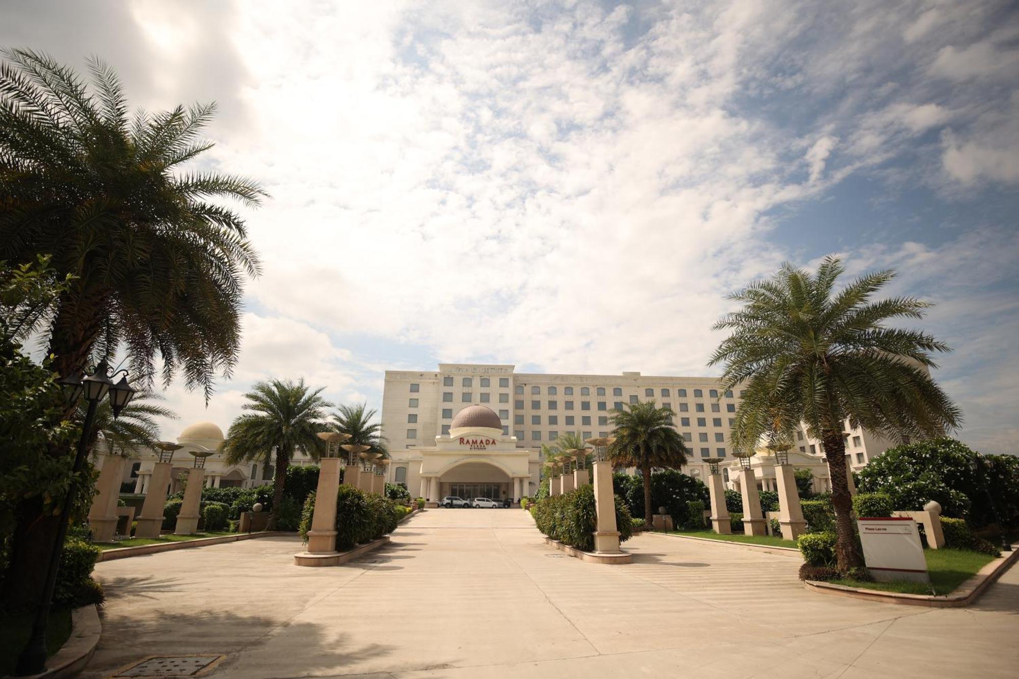 Ramada Plaza By Wyndham Lucknow Hotel Kültér fotó