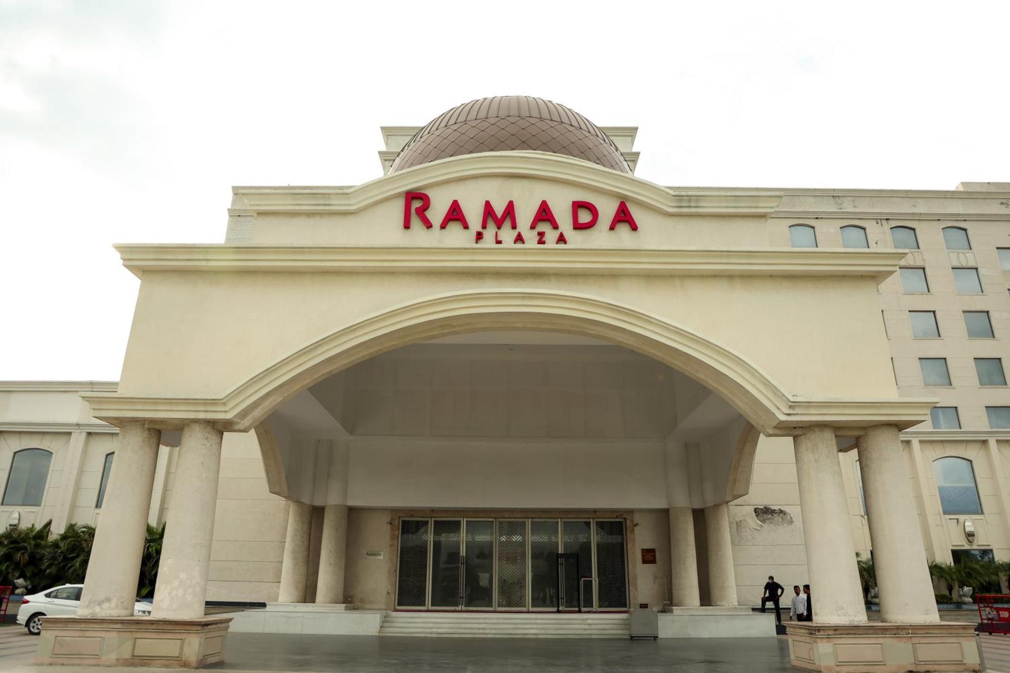 Ramada Plaza By Wyndham Lucknow Hotel Kültér fotó