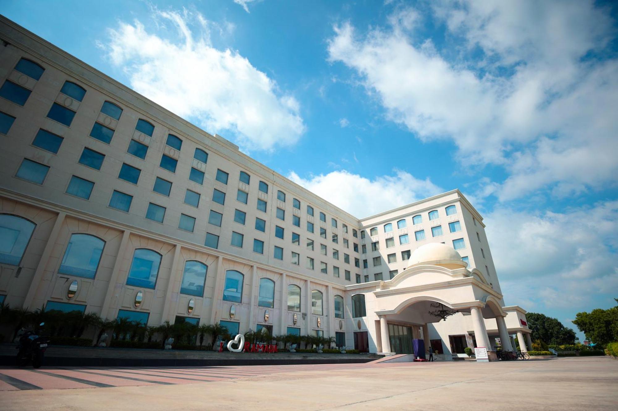 Ramada Plaza By Wyndham Lucknow Hotel Kültér fotó