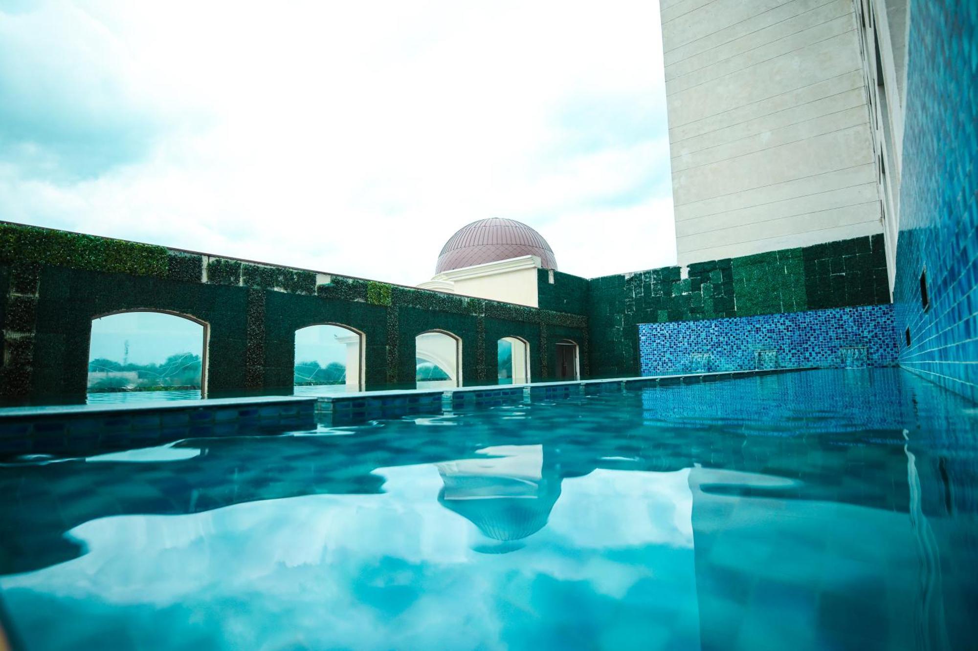 Ramada Plaza By Wyndham Lucknow Hotel Kültér fotó